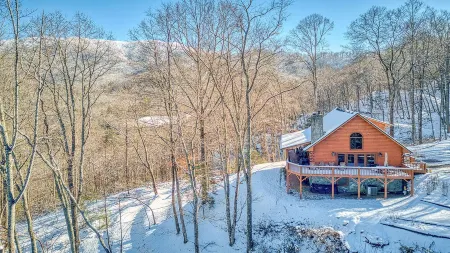 Breath-taking long-range views nestled in the heart of the Great Smoky Mountains