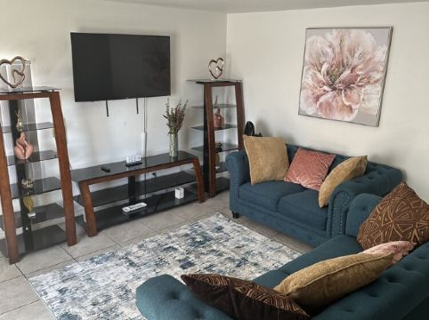 Charming 1st Floor Escape: 1.1 mi. to Airport; 2.4 mi. to LV Strip - Fast WiFi