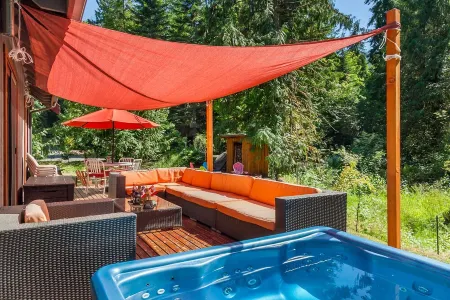 Mt Baker "Eh" Frame! 6 Person Hot Tub! 3Bd2BTH! Wifi! King Bed! EV Charger!