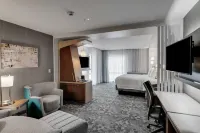 阿德莫爾萬怡酒店 鄰近Ardmore Public Library的酒店