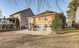 2 Mi to Midtown: Chic Apartment in Atlanta!
