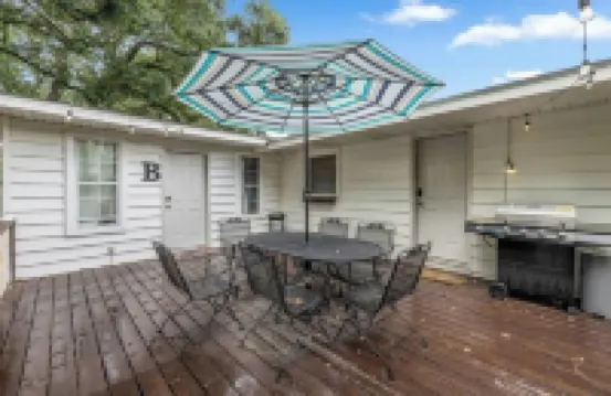 Cozy Midtown Mobile Home; Fireplace & Pet-Friendly