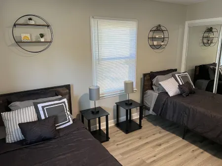 The Welcoming Winston | 3BR Cozy Home & Pool Table Отели рядом с достопримечательностью «Университет Северная Каролина Скул оф Артс»