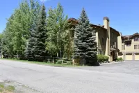 Centrally Located Luxurious 3 Bedroom Condo
