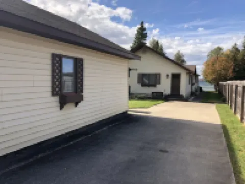 South Lake Leelanau lakefront home, Kayaks/Bikes provided, Clean Sandy bottom - Wi-Fi