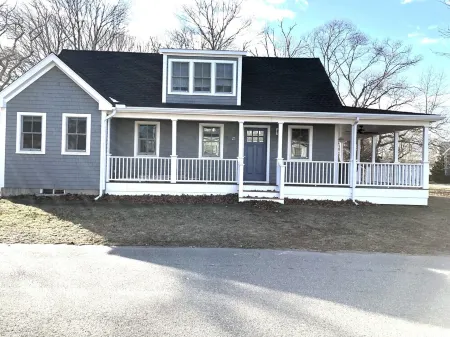New Home in Oak Bluffs 5 Min. Walk to Circuit Ave & 10 Min Walk to Inkwell Beach Отели рядом с достопримечательностью «ЙМКА Мартас-Винъярд»