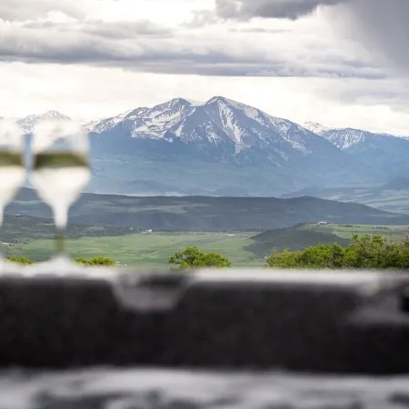 Hot Tub & Sauna Spa, Amazing Mountain Views, Remote Nature Getaway for Families