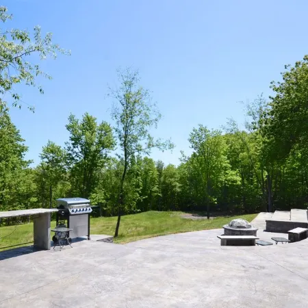 UNIQUE! 40 Pvt. Ac. Fireplace, Grill, Enclosed Heated Pool & Hot Tub