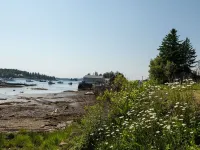 Dew Drop 2 Village Cottage, Steps to Harbor, Lawn & Boathouse Hotels in Saint George