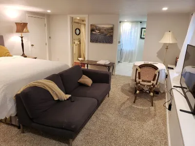 Inviting New Efficiency Apartment on Eagle Hill in Redwood City