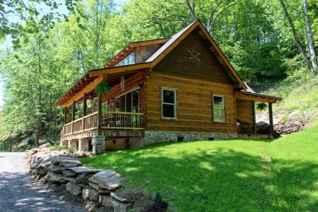 Riverbend Cabin! A Luxurious New Private Waterfront  Log Cabin.