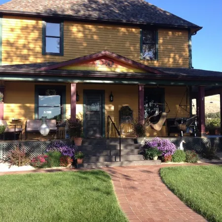 LARGE HOUSE - Perfect for groups! In the middle of WINE COUNTRY - WALK TO TOWN!