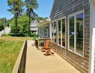 Spacious, private cottage just a few minutes walk to Ridgevale Beach!