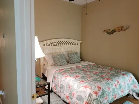 5 min. to Madiera Beach, Fl. GATED. PERFECT !