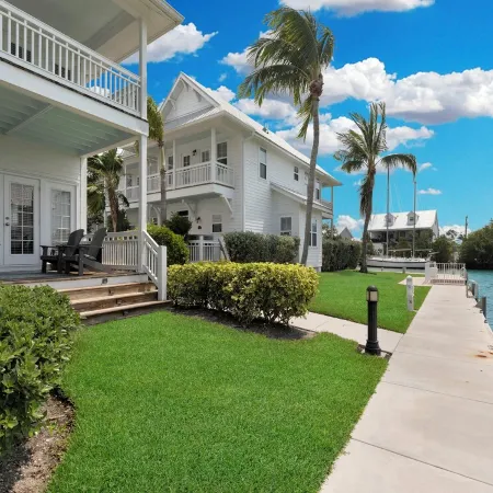 Coral Lagoon~Discounted Fall Rates ~Please Read Description~ Slip Included