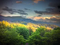 QUAINT MOUNTAIN COTTAGE-BREATH TAKING VIEWS-1.5 MILES TO DOWNTOWN WAYNESVILLE