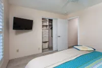 Stylish Beach Retreat Right Across Street from Beach & Gulf of Mexico in IRB!