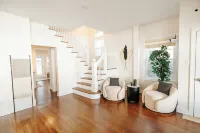9Br Luxury Ocean-Block, Sleeps 25, Jacuzzi Hot Tub for 6! EV Charger!