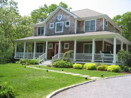 Grab a Fun Fall Weekend by Wolffer Vineyard! Columbus Day Holiday Now Available Отели рядом с достопримечательностью «Sag Harbor Historical Museum: The Annie Cooper Boyd House»