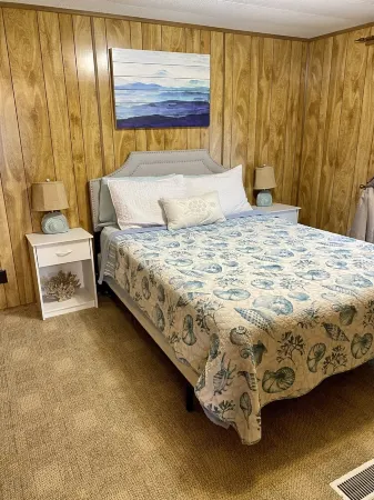 Swim, fish, have fun at the sandbar & cruise the lake! Sleeps 8!