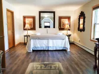 Cozy Dog Friendly House with Deck, Firepit & Fast WiFi in Heart of Bar Harbor - บังกะโล