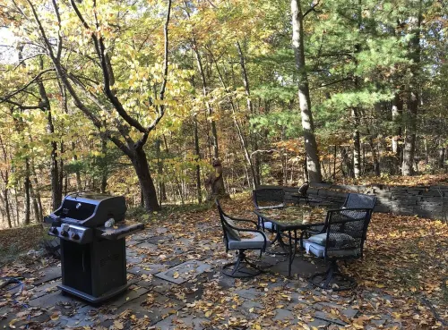 Mid-Century modern Lakeview Stay Hotels in Lansing