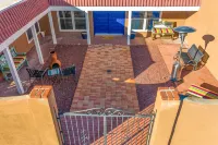Pet-friendly house 35 minutes from ABQ airport;  45 minutes to Santa Fe; Artsy