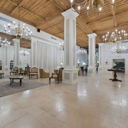 Perfect Palm Beach Location.Classic, spacious  1-bedroom condo, suite with AC.