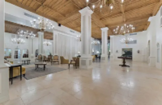 Perfect Palm Beach Location.Classic, spacious  1-bedroom condo, suite with AC.