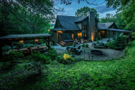 Private Mountain Getaway with Amazing Views, Location, & Space