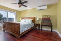 Best house in Old Orchard Beach..STEPS/BEACH,  surf!!!! 4 bedroom 팰리스 플레이랜드 주변 호텔
