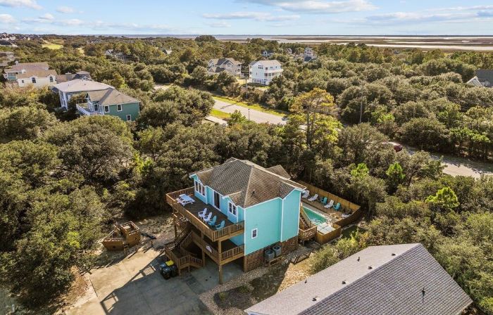 Family Fun House! Private Pool, Putting Green, Walk to Beach, Hot Tub, Game Room