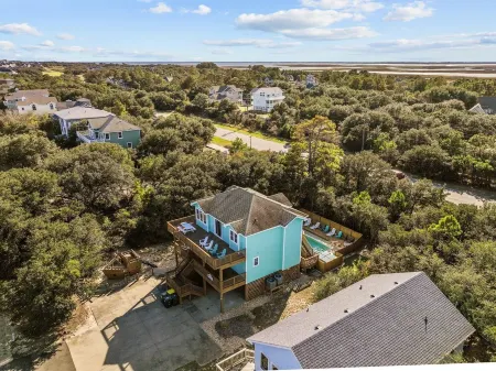 Family Fun House! Private Pool, Putting Green, Walk to Beach, Hot Tub, Game Room