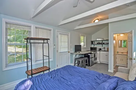 Cozy Truro Cottage pet friendly and close to the beach! Отели рядом с достопримечательностью «Кейп Код Нешнел Сишор»