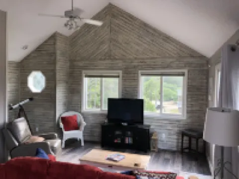 Horse Inn Around:  Pet Friendly-so Bring the Whole Family!  Just 3 Mins to Beach Hotels in Fruitville