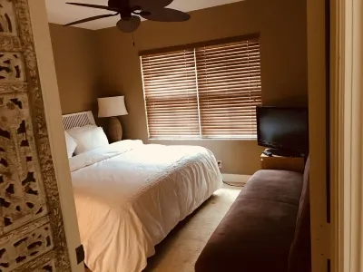 Charming Floridian Home with pool located close to Lauderdale by the Sea. Hotels near Fort Lauderdale Executive Airport