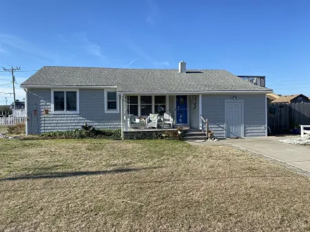 3 Bedroom, 2 Full Baths. Steps to Beach! Great Winter Rates!