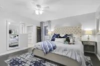 ★Luxury Home★Best Deck/Patio in KC★DreamLux Beds★Gated Driveway★