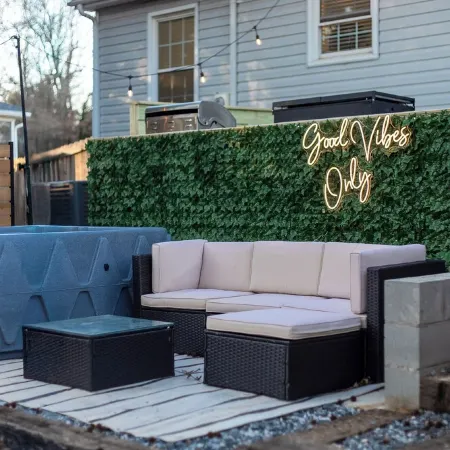 Sleeps 17;2 mins from HPU; Hot Tub; Great for FurnitureMarket