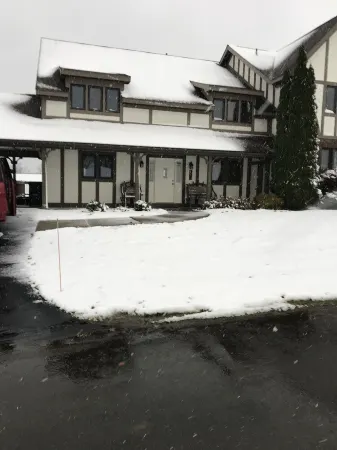 Ski and Golf Retreat by Hole 8