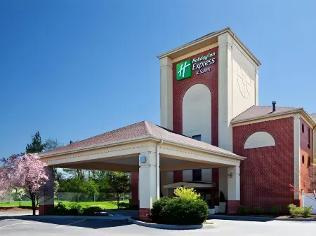 Holiday Inn Express & Suites Milford Отели рядом с достопримечательностью «Ocean State Job Lot»