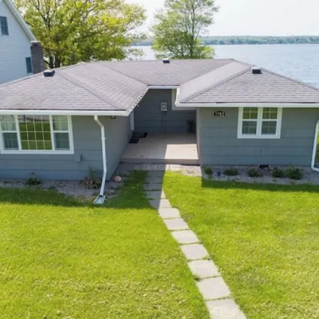 Quiet/charming 2-bedroom Sunset-Lake view cottage lovely Seneca lake, wine trail