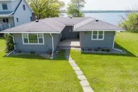Quiet/charming 2-bedroom Sunset-Lake view cottage lovely Seneca lake, wine trail