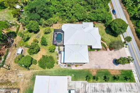 Hobe Sound Private Oasis with  pool on beautiful landscaped 1/2 acre