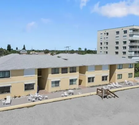 Spectacular direct ocean front condo with amazing views of the Atlantic Отели в г. Сателлит Бич