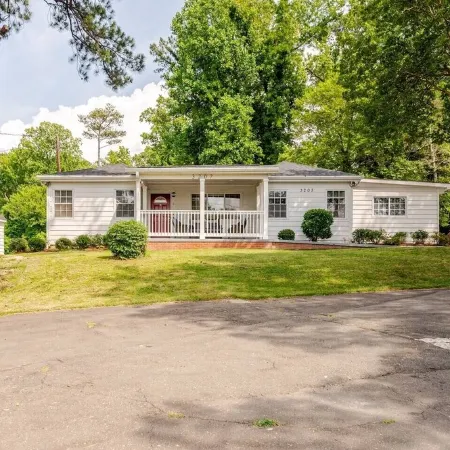 Modern 4-Bedroom House, TV in Bedroom,Big Fence Yard, Pet Stay Free,Lighted Yard