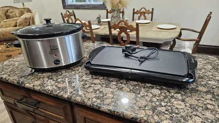 Cozy Farmhouse w/ short walk to private to private lake