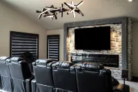 The perfect stay- 6 Bedroom, 4 Bath with a  HOT TUB