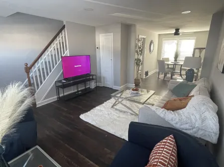 Contemporary 2 BR Townhome- Pet Friendly! Отели рядом с достопримечательностью «E. I. du Pont Home and Garden»