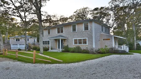 Modern, Luxury 5-Bed, 4.5-Bath w/Full Basement! Now Booking for 2026! Отели рядом с достопримечательностью «ЙМКА Мартас-Винъярд»